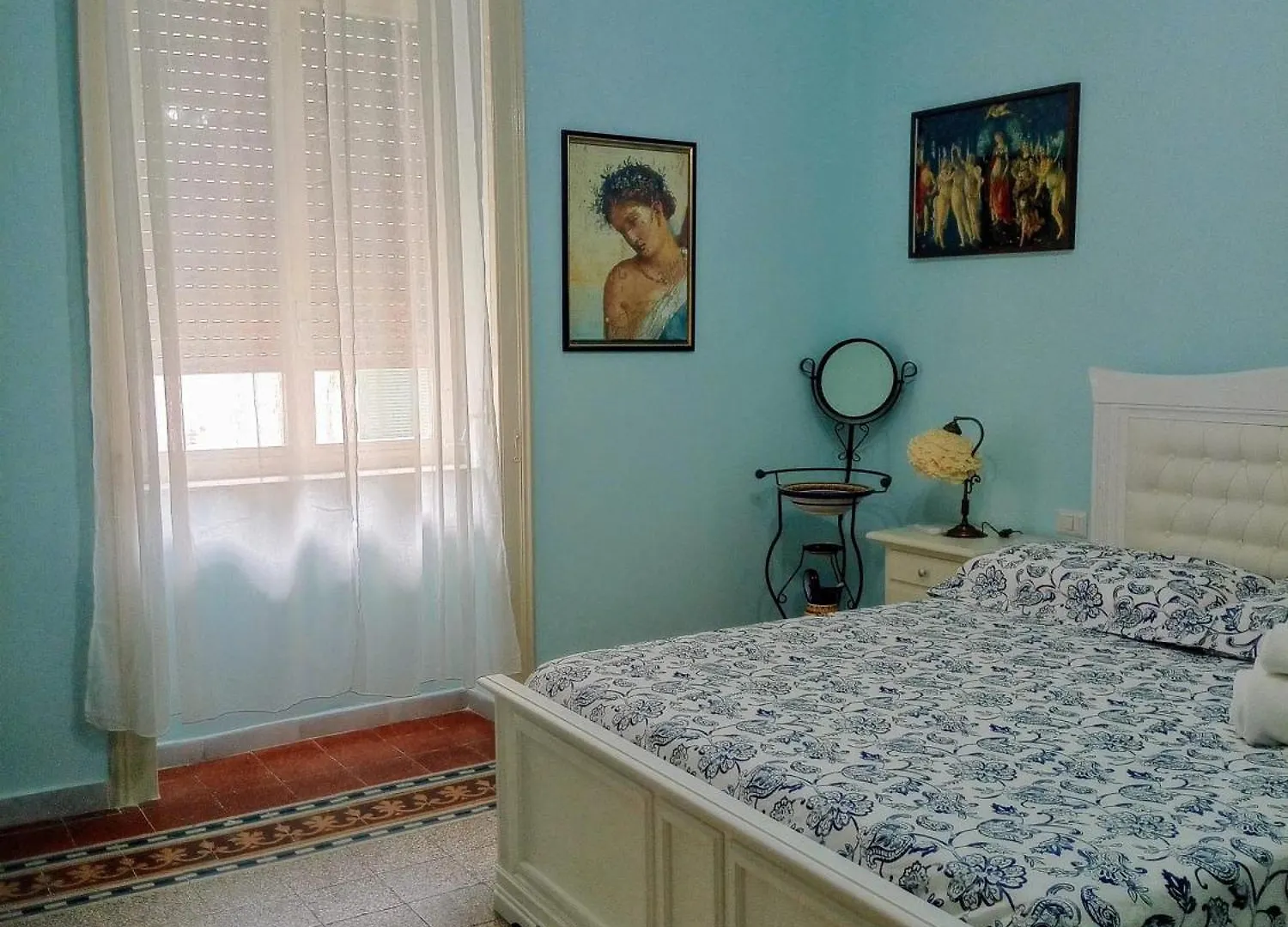 Bright 2-Bedroom Apartment Near Napoli