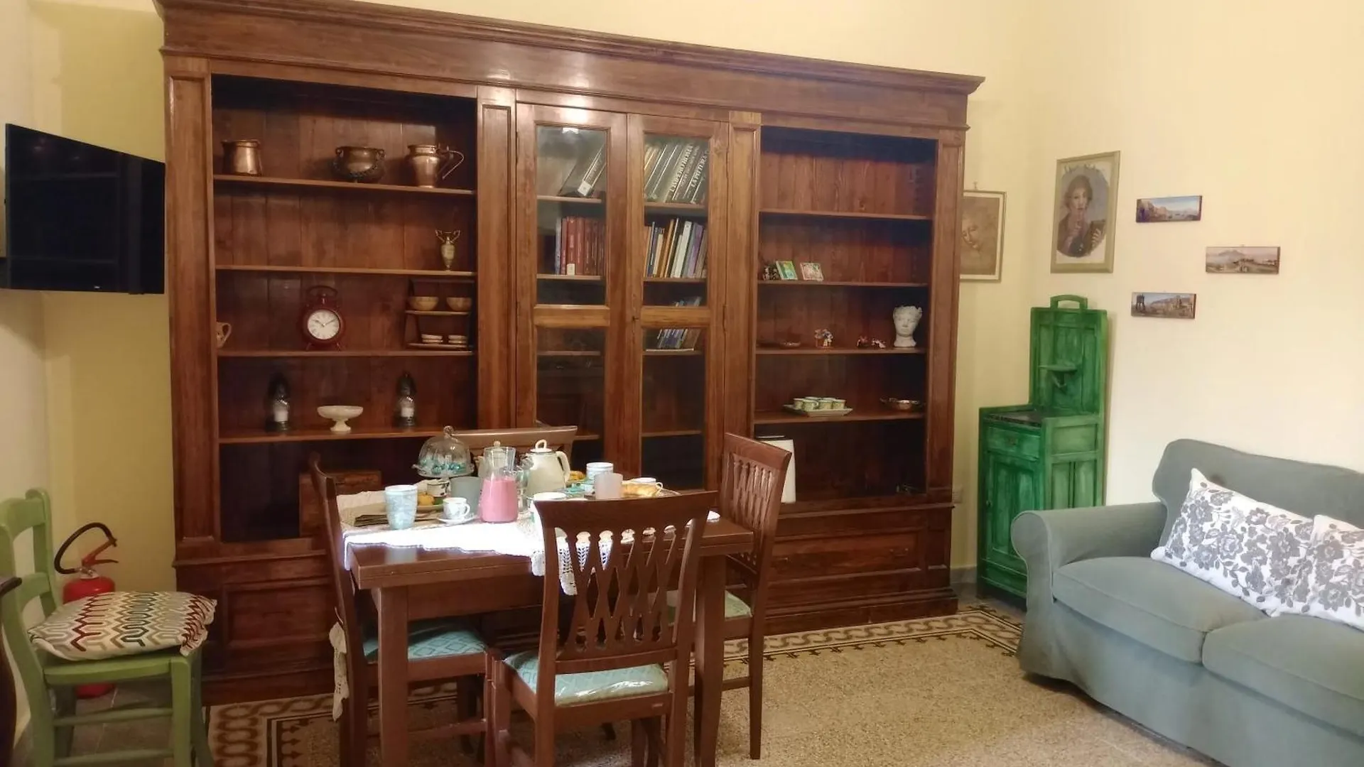 Bright 2-Bedroom Apartment Near Napoli